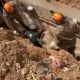 Мужчину засыпало землей на стройке в Уральске