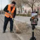 Еще один TikTok-блогер наказан за мат: теперь он убирает улицы