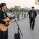 «Музыка — это харам»: в Караганде мужчина пытался прогнать уличного музыканта