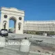 Автомобиль снес ограждение у Триумфальной арки в Астане – видео