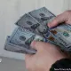 Потерял 10 тысяч долларов в метро: в Ташкенте нашли деньги казахстанца
