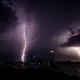 Молния ударила в самолёт перед посадкой: крики пассажиров попали на видео