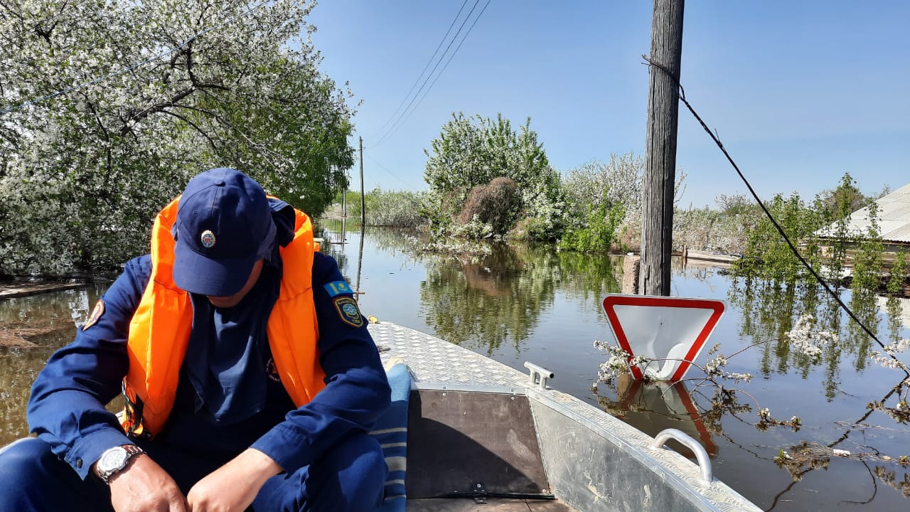 Во время паводков в Уральске семья из 26 человек потеряла три дома